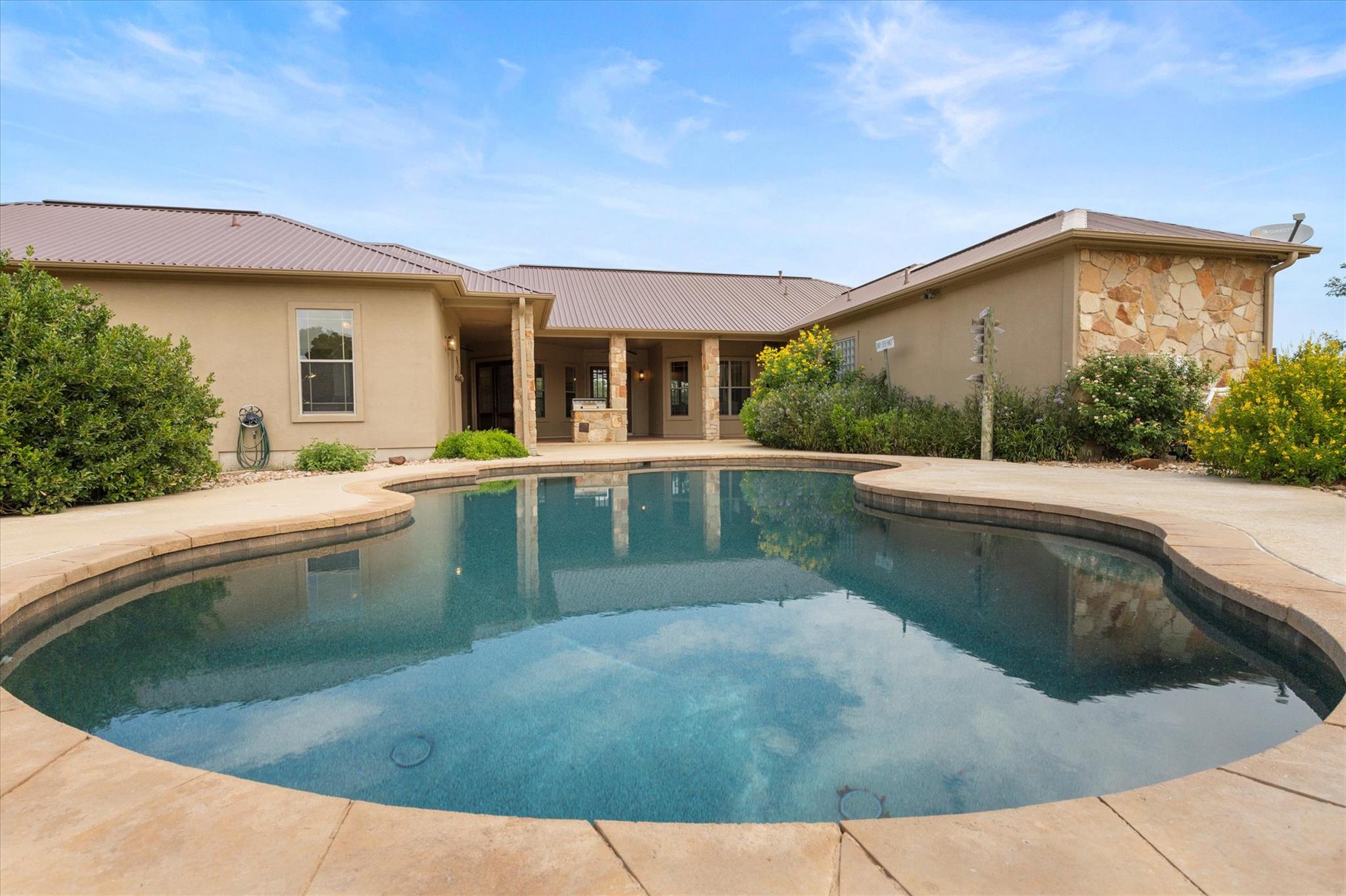 Smithville, Texas, 78957, United States, 4 Bedrooms Bedrooms, ,3 BathroomsBathrooms,Residential,Active,1933712