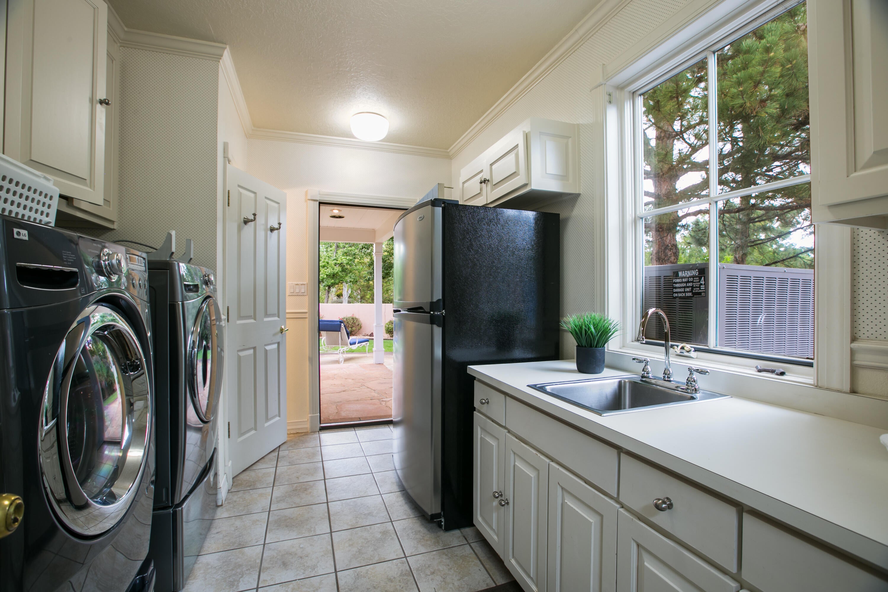 Los Ranchos, New Mexico, 87107, United States, 5 Bedrooms Bedrooms, ,5 BathroomsBathrooms,Residential,Active,1954307