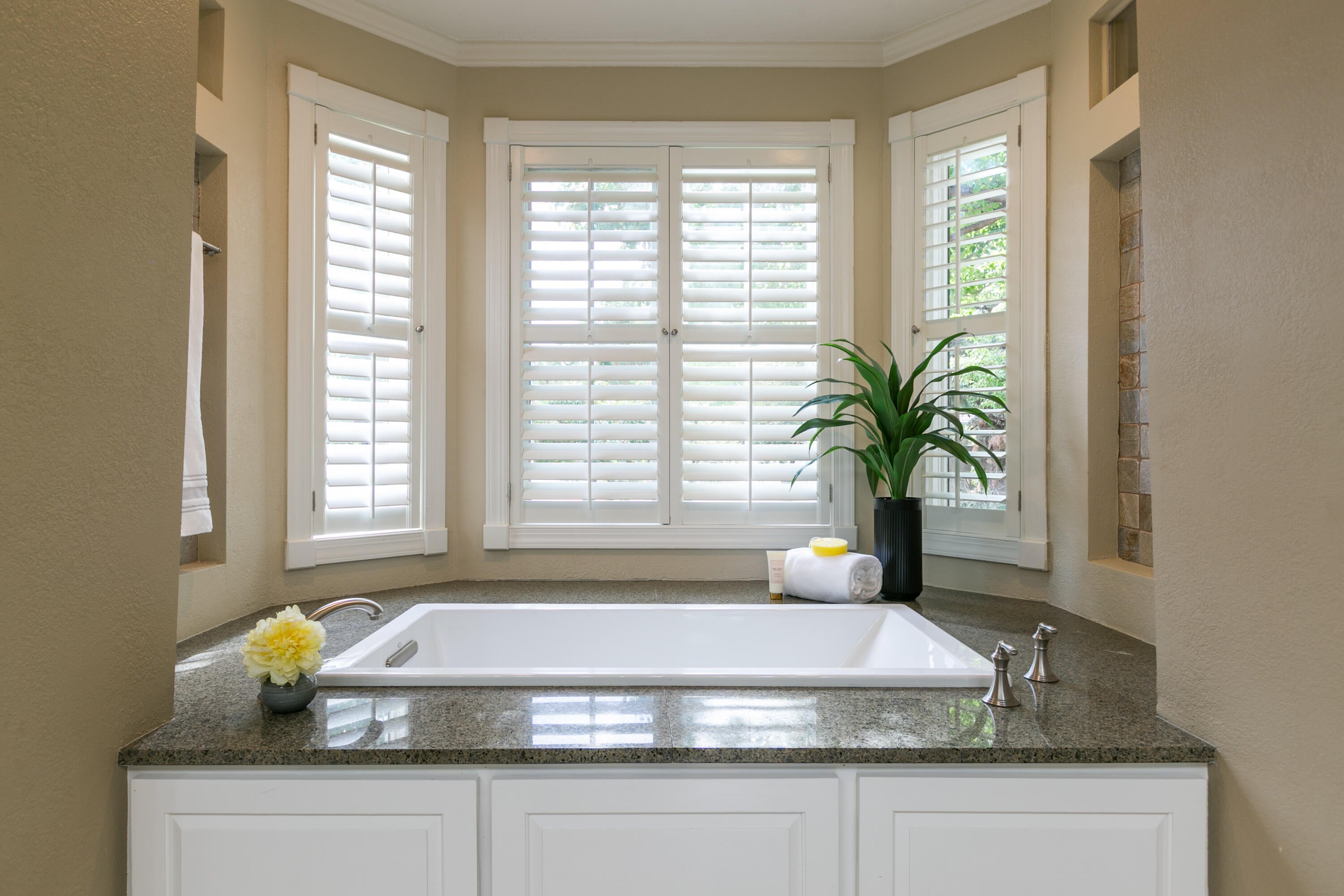 Los Ranchos, New Mexico, 87107, United States, 5 Bedrooms Bedrooms, ,5 BathroomsBathrooms,Residential,Active,1954307