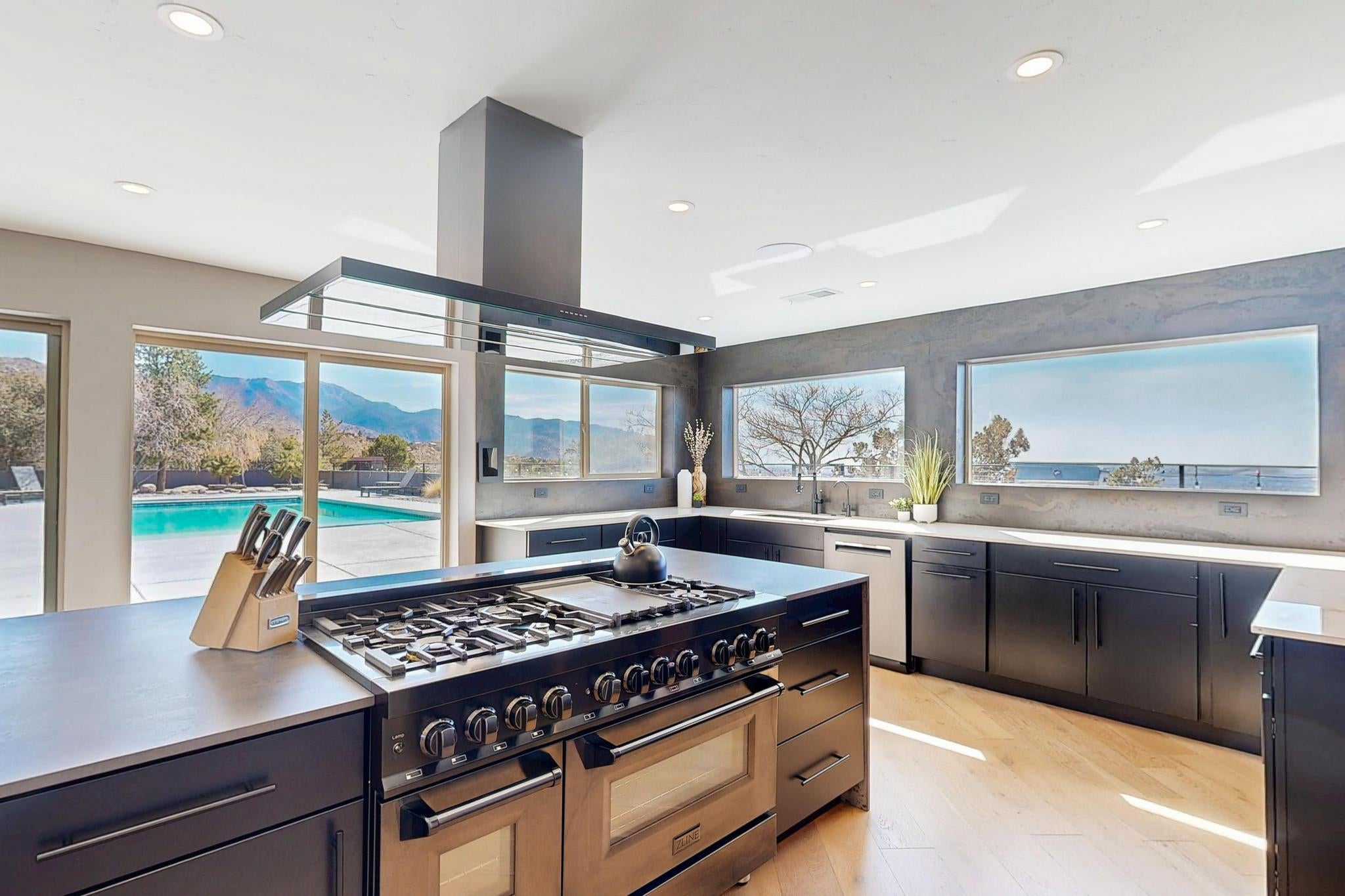 Albuquerque, New Mexico, 87122, United States, 4 Bedrooms Bedrooms, ,7 BathroomsBathrooms,Residential,Active,1970922