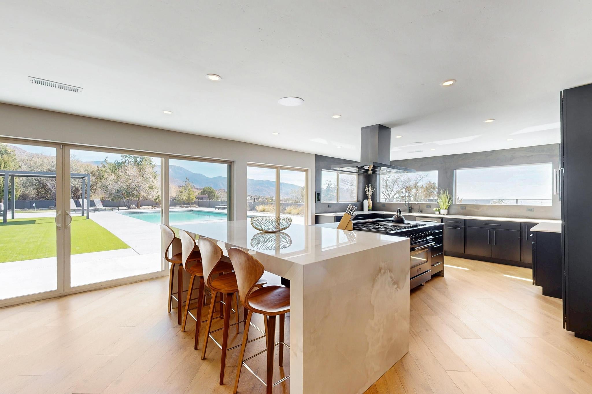 Albuquerque, New Mexico, 87122, United States, 4 Bedrooms Bedrooms, ,7 BathroomsBathrooms,Residential,Active,1970922