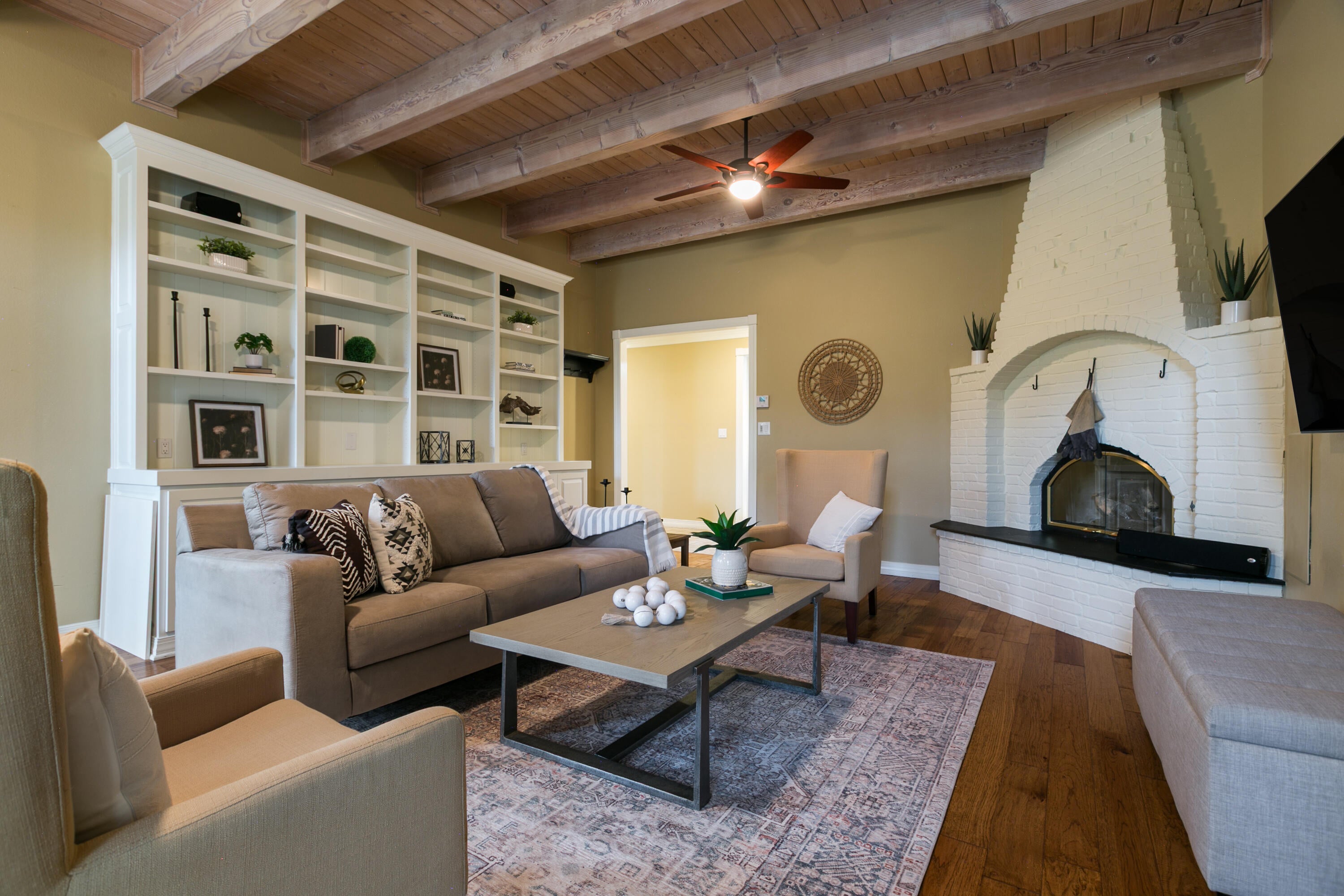 Los Ranchos, New Mexico, 87107, United States, 5 Bedrooms Bedrooms, ,5 BathroomsBathrooms,Residential,Active,1954307