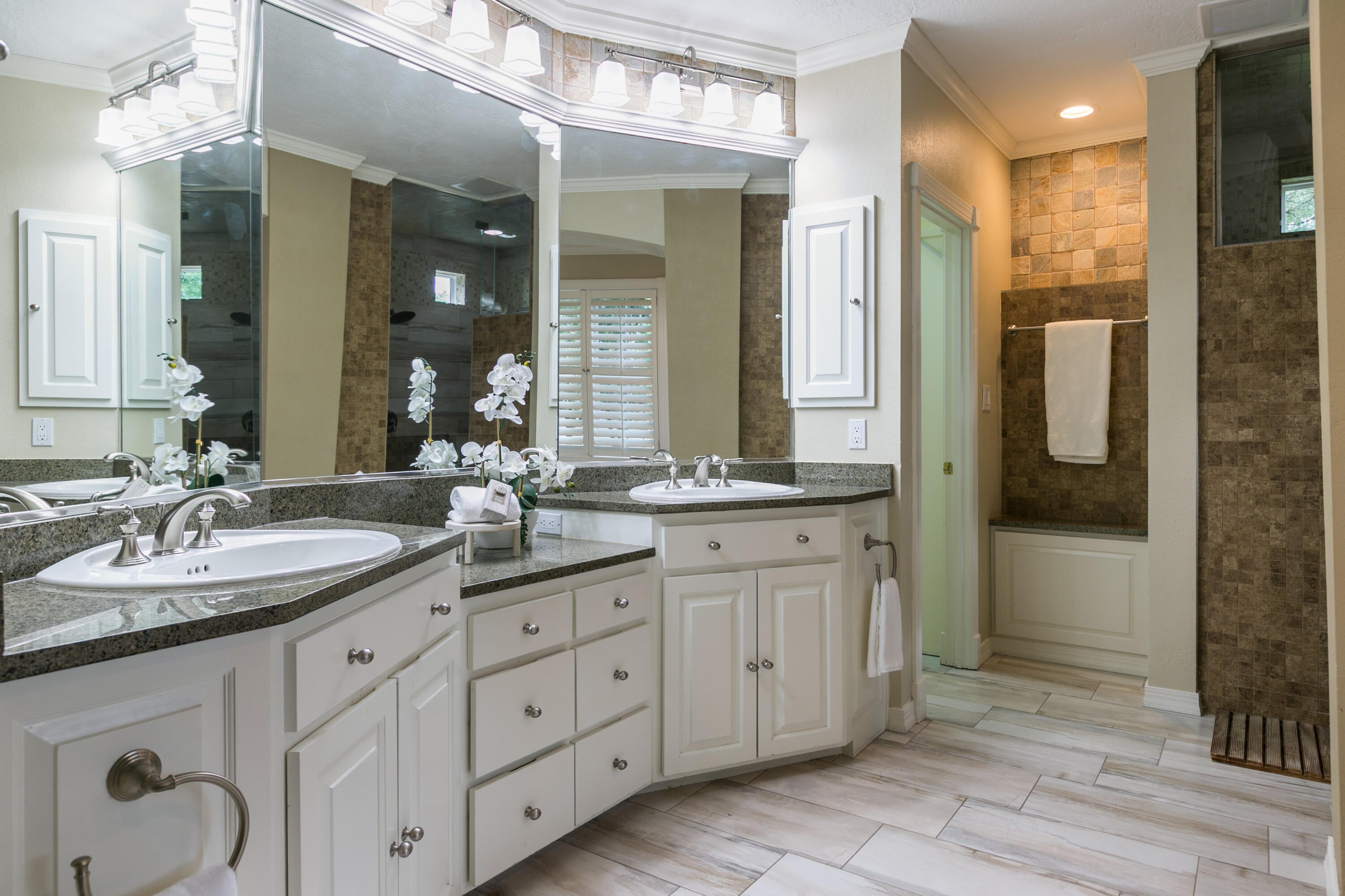 Los Ranchos, New Mexico, 87107, United States, 5 Bedrooms Bedrooms, ,5 BathroomsBathrooms,Residential,Active,1954307