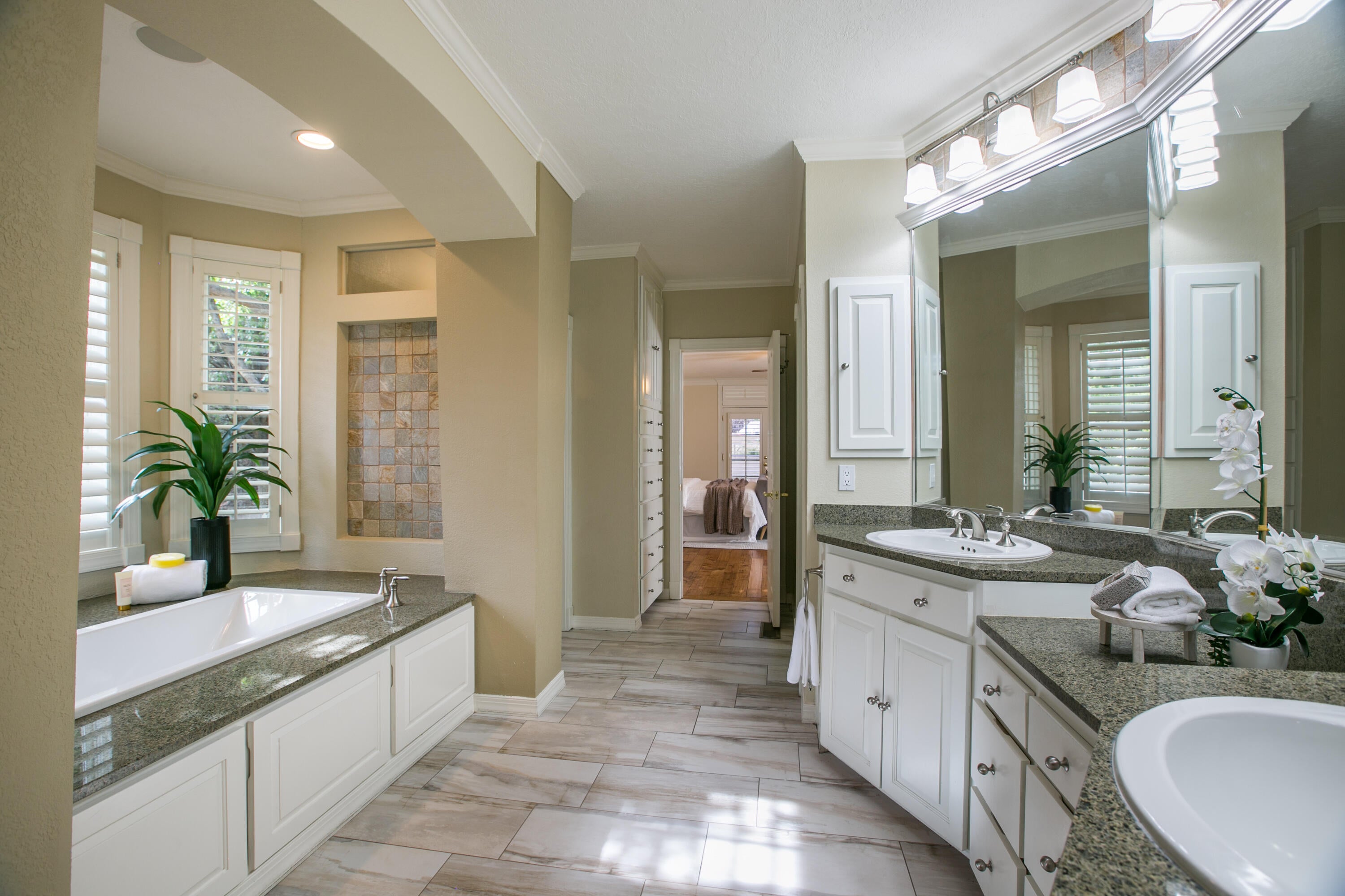 Los Ranchos, New Mexico, 87107, United States, 5 Bedrooms Bedrooms, ,5 BathroomsBathrooms,Residential,Active,1954307