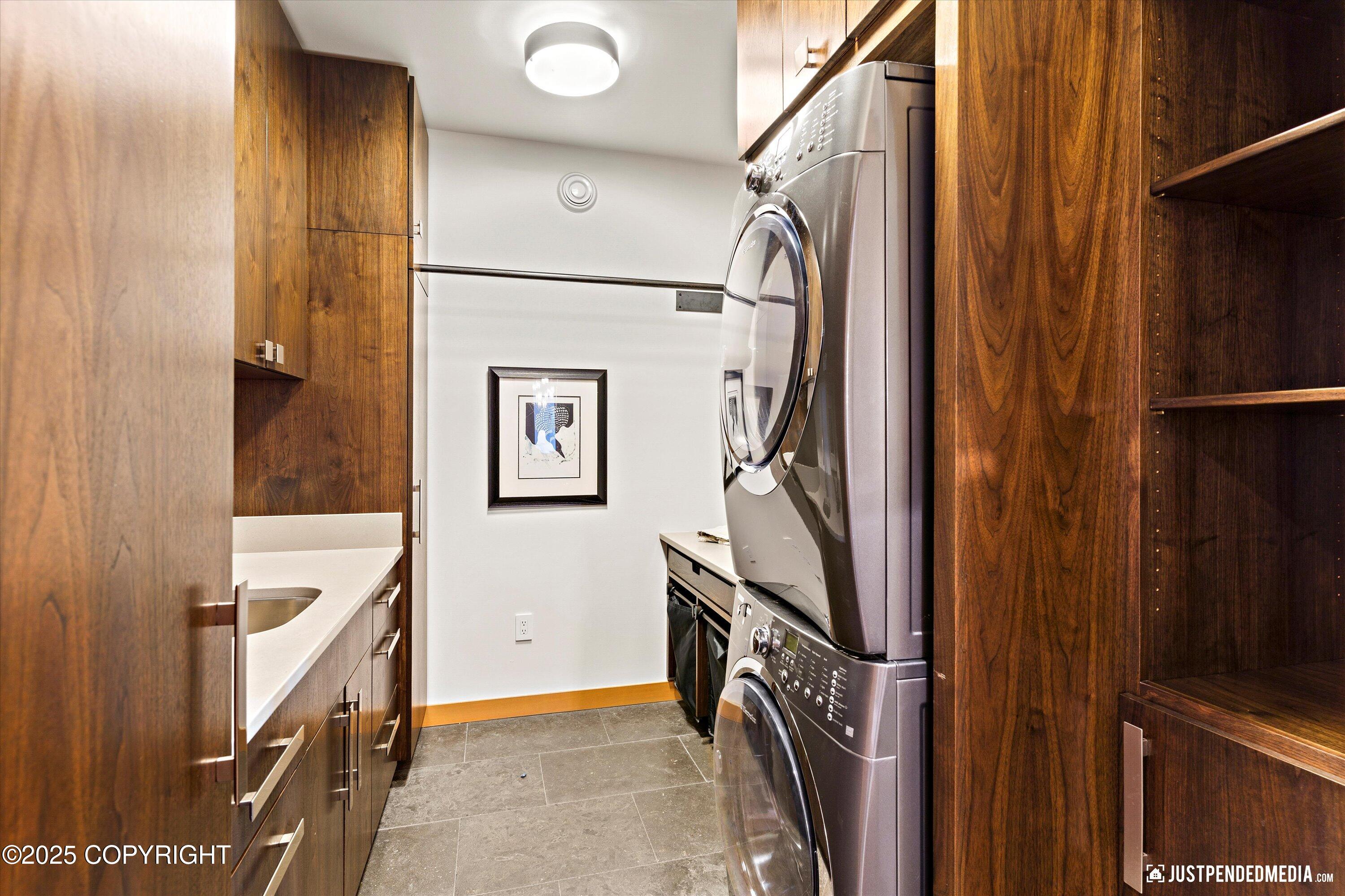 Anchorage, Alaska, 99507, United States, 3 Bedrooms Bedrooms, ,3 BathroomsBathrooms,Residential,Active,1964460