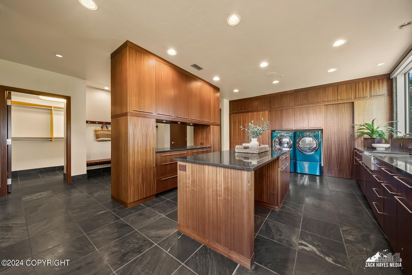Anchorage, Alaska, 99516, United States, 4 Bedrooms Bedrooms, ,7 BathroomsBathrooms,Residential,Active,1849221