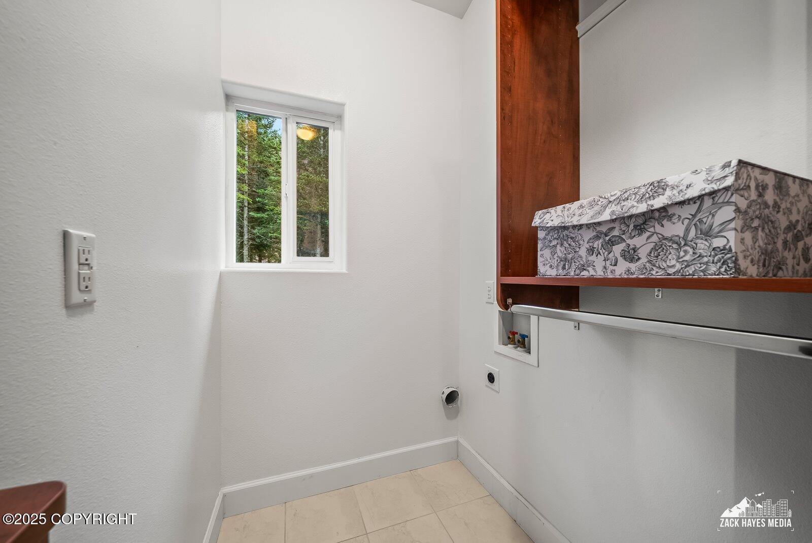 Anchorage, Alaska, 99507, United States, 4 Bedrooms Bedrooms, ,4 BathroomsBathrooms,Residential,Active,1965789