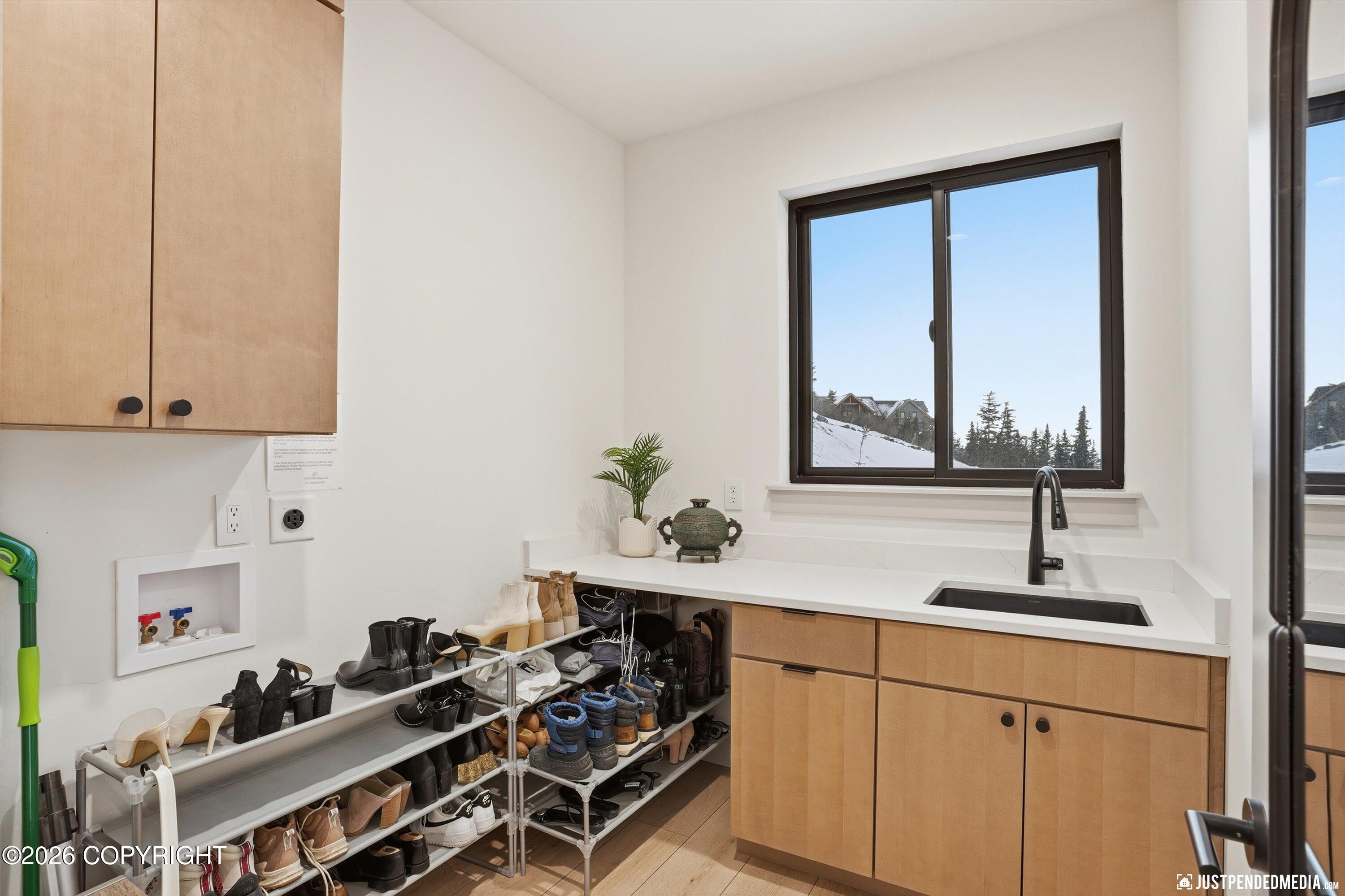 Anchorage, Alaska, 99516, United States, 4 Bedrooms Bedrooms, ,6 BathroomsBathrooms,Residential,Active,2011878