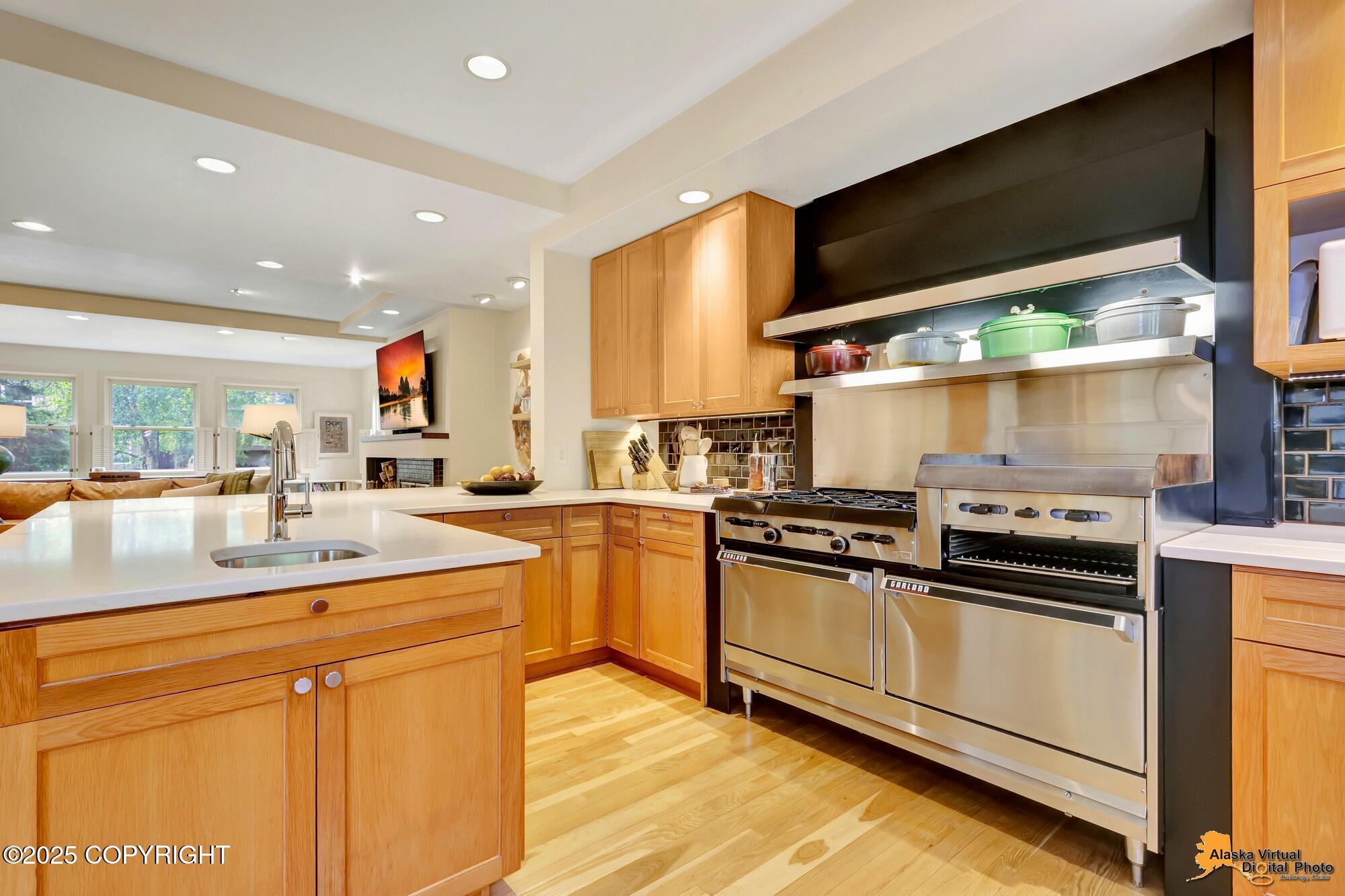 Anchorage, Alaska, 99501, United States, 4 Bedrooms Bedrooms, ,5 BathroomsBathrooms,Residential,Active,1920233