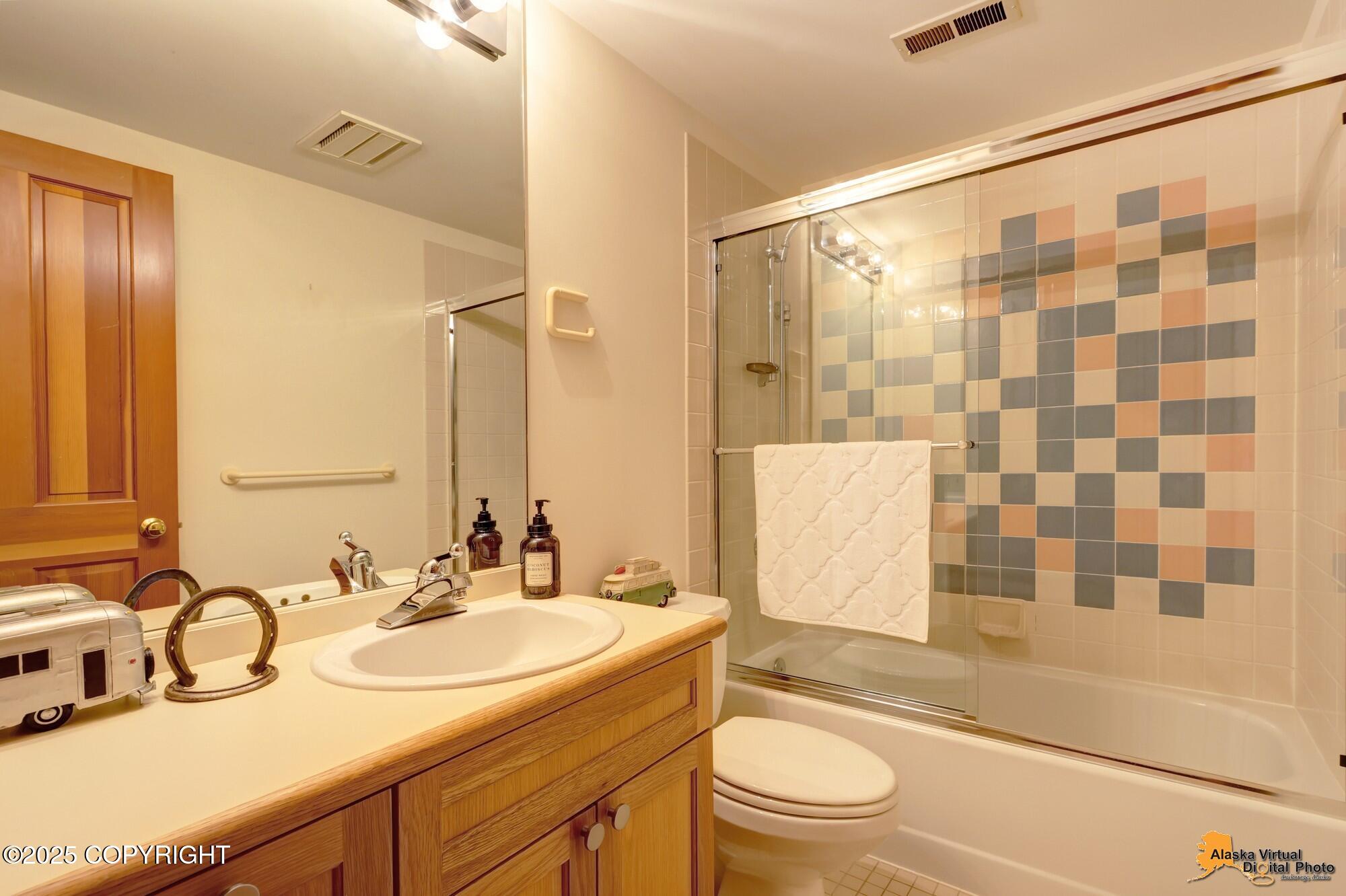 Anchorage, Alaska, 99501, United States, 4 Bedrooms Bedrooms, ,5 BathroomsBathrooms,Residential,Active,1920233