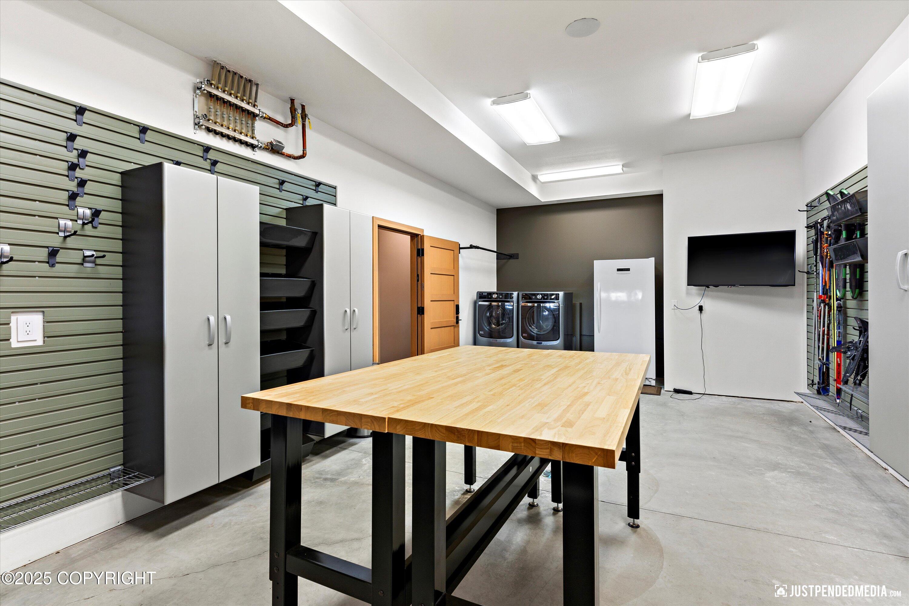 Anchorage, Alaska, 99507, United States, 3 Bedrooms Bedrooms, ,3 BathroomsBathrooms,Residential,Active,1964460