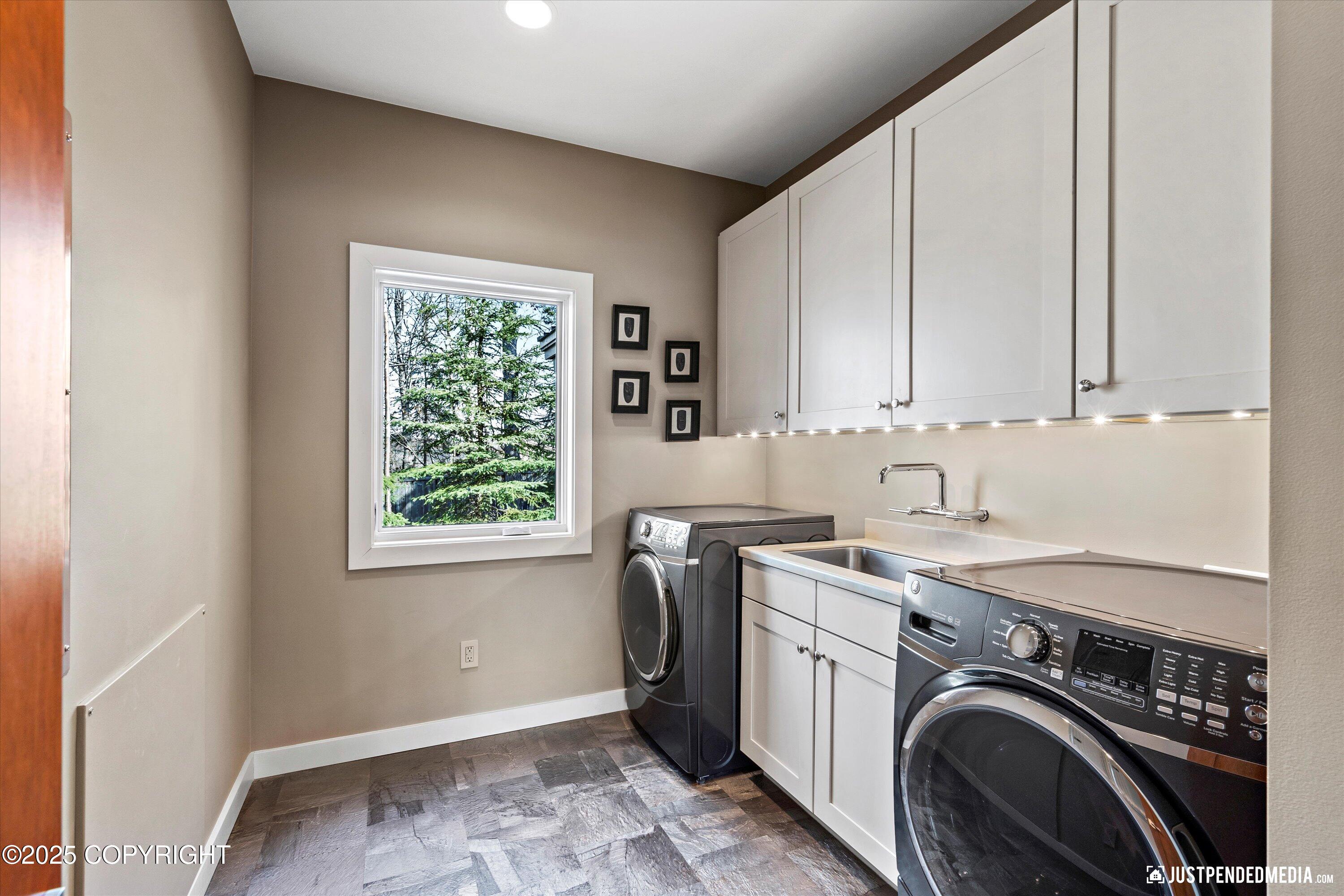 Anchorage, Alaska, 99517, United States, 3 Bedrooms Bedrooms, ,5 BathroomsBathrooms,Residential,Active,1849181