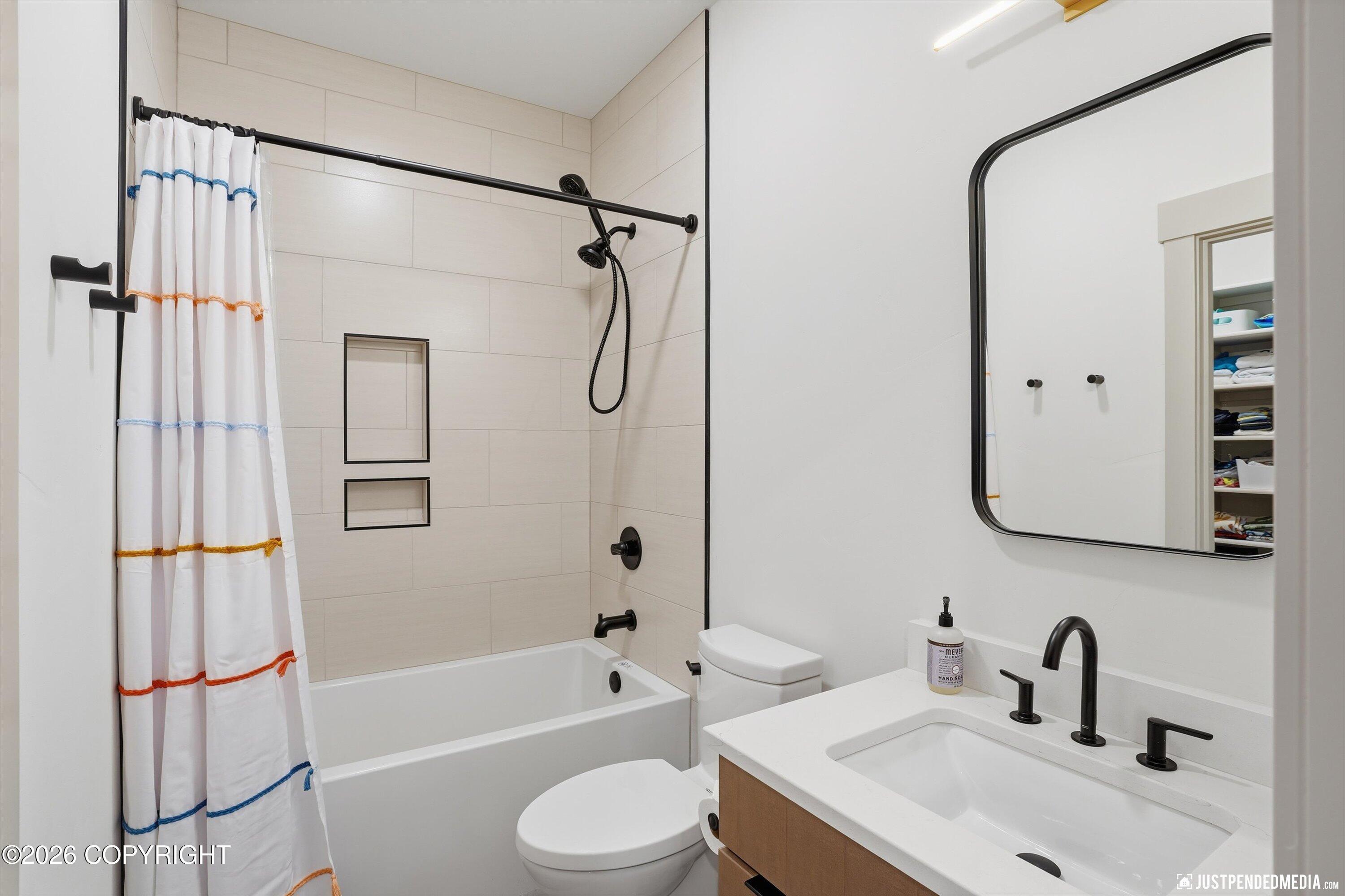 Anchorage, Alaska, 99516, United States, 4 Bedrooms Bedrooms, ,6 BathroomsBathrooms,Residential,Active,2011878