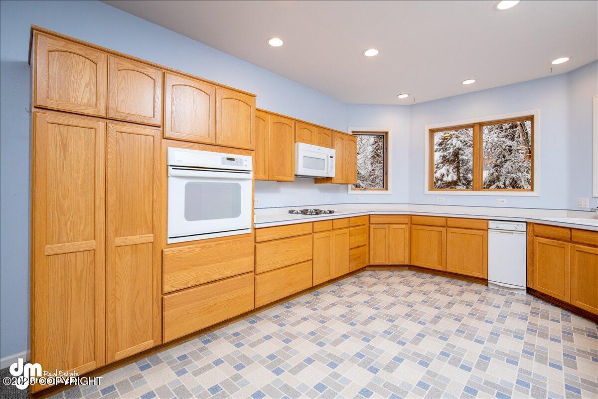 Anchorage, Alaska, 99516, United States, 4 Bedrooms Bedrooms, ,5 BathroomsBathrooms,Residential,Active,1914594