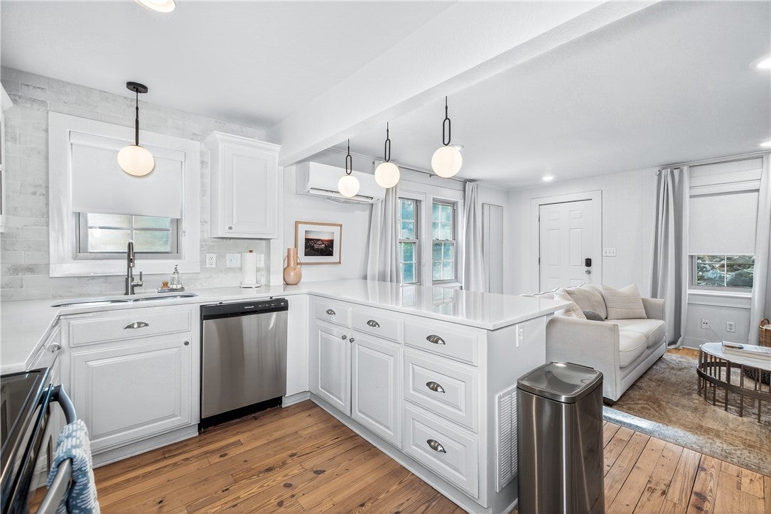 Fayetteville, Arkansas, 72701, United States, 4 Bedrooms Bedrooms, ,4 BathroomsBathrooms,Residential,Active,1993667