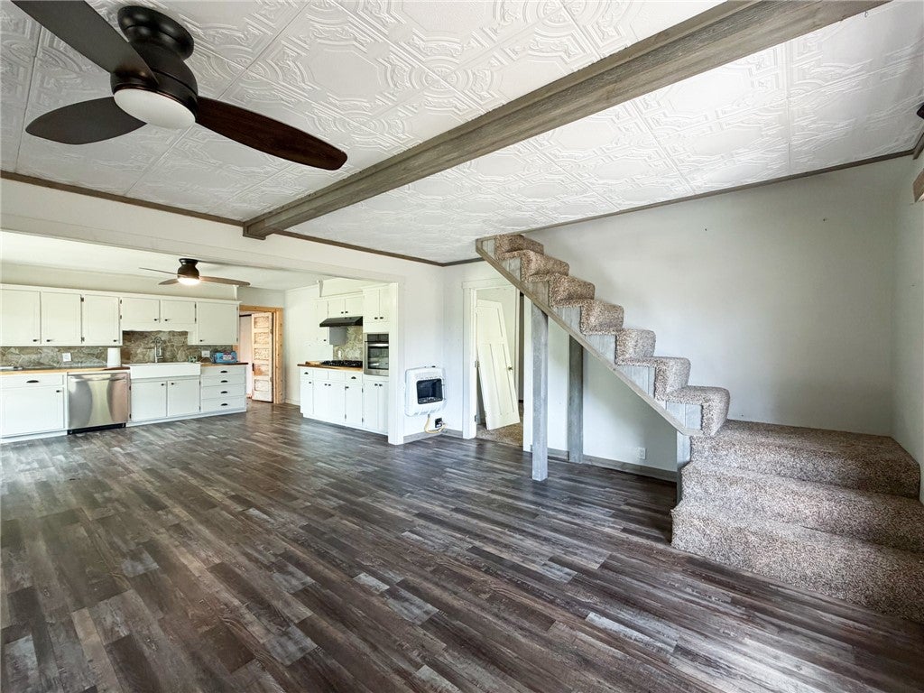 Garfield, Arkansas, 72732, United States, 6 Bedrooms Bedrooms, ,4 BathroomsBathrooms,Residential,Active,1953368