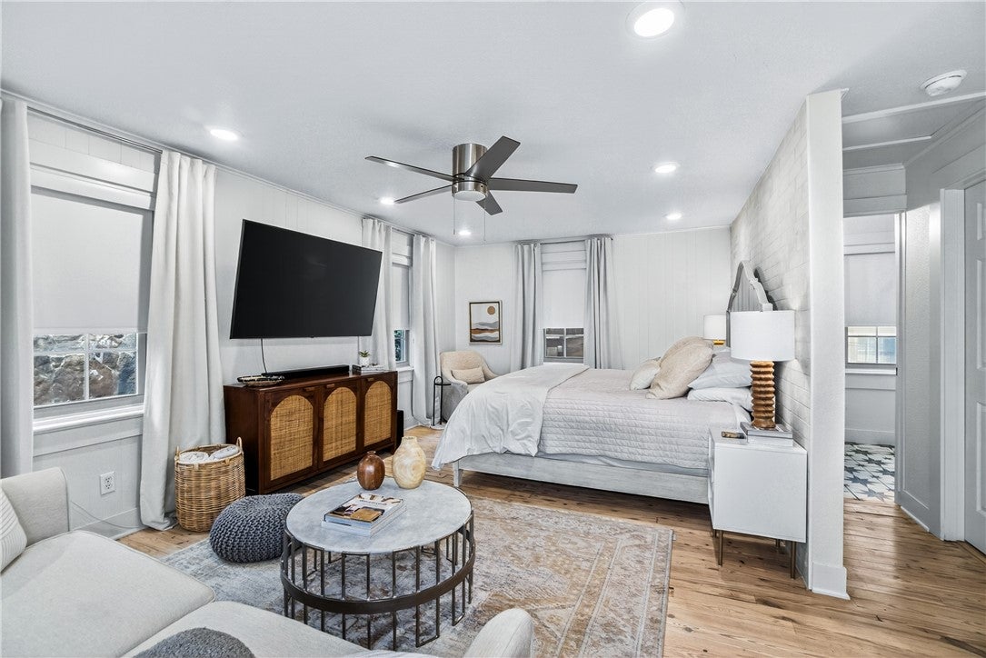 Fayetteville, Arkansas, 72701, United States, 4 Bedrooms Bedrooms, ,4 BathroomsBathrooms,Residential,Active,1993667