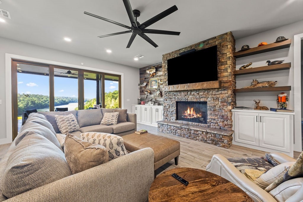 Garfield, Arkansas, 72732, United States, 6 Bedrooms Bedrooms, ,6 BathroomsBathrooms,Residential,Active,2010167