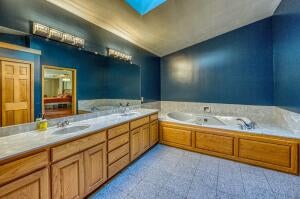 Harrison, Arkansas, 72601, United States, ,5 BathroomsBathrooms,Residential,Active,1769342