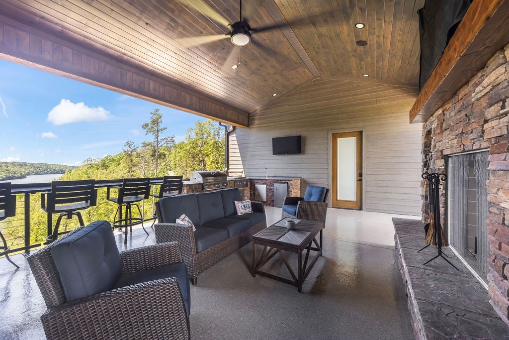 Garfield, Arkansas, 72732, United States, 6 Bedrooms Bedrooms, ,6 BathroomsBathrooms,Residential,Active,2010167