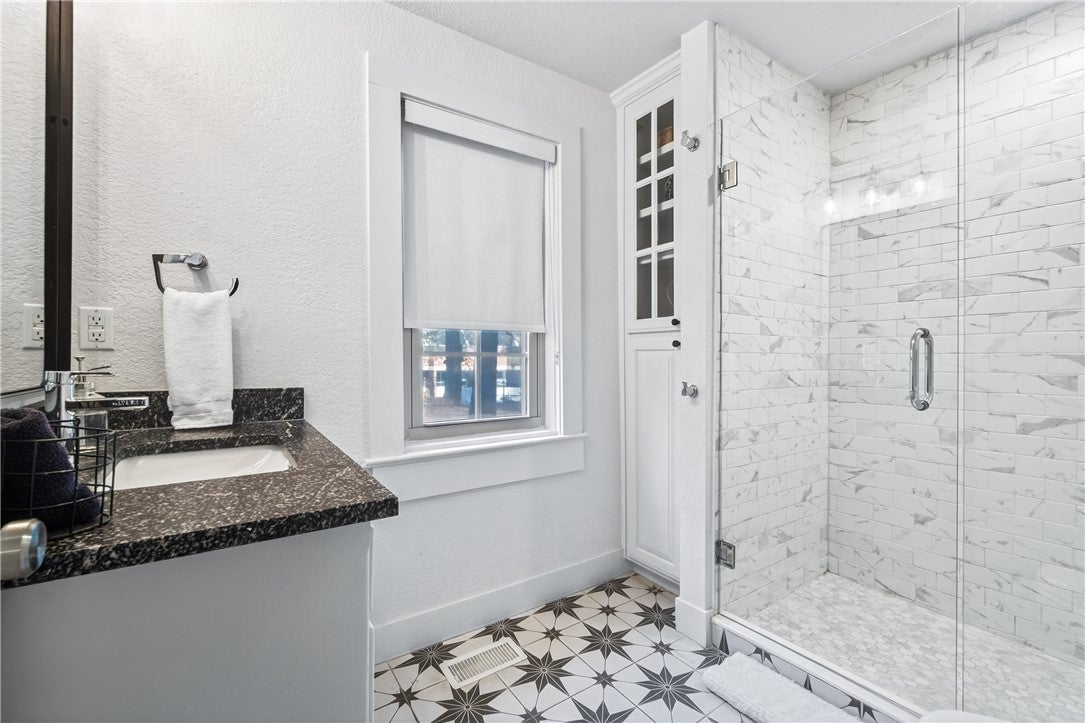 Fayetteville, Arkansas, 72701, United States, 4 Bedrooms Bedrooms, ,4 BathroomsBathrooms,Residential,Active,1993667