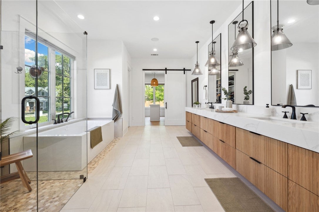 Fayetteville, Arkansas, 72703, United States, 6 Bedrooms Bedrooms, ,6 BathroomsBathrooms,Residential,Active,2006943