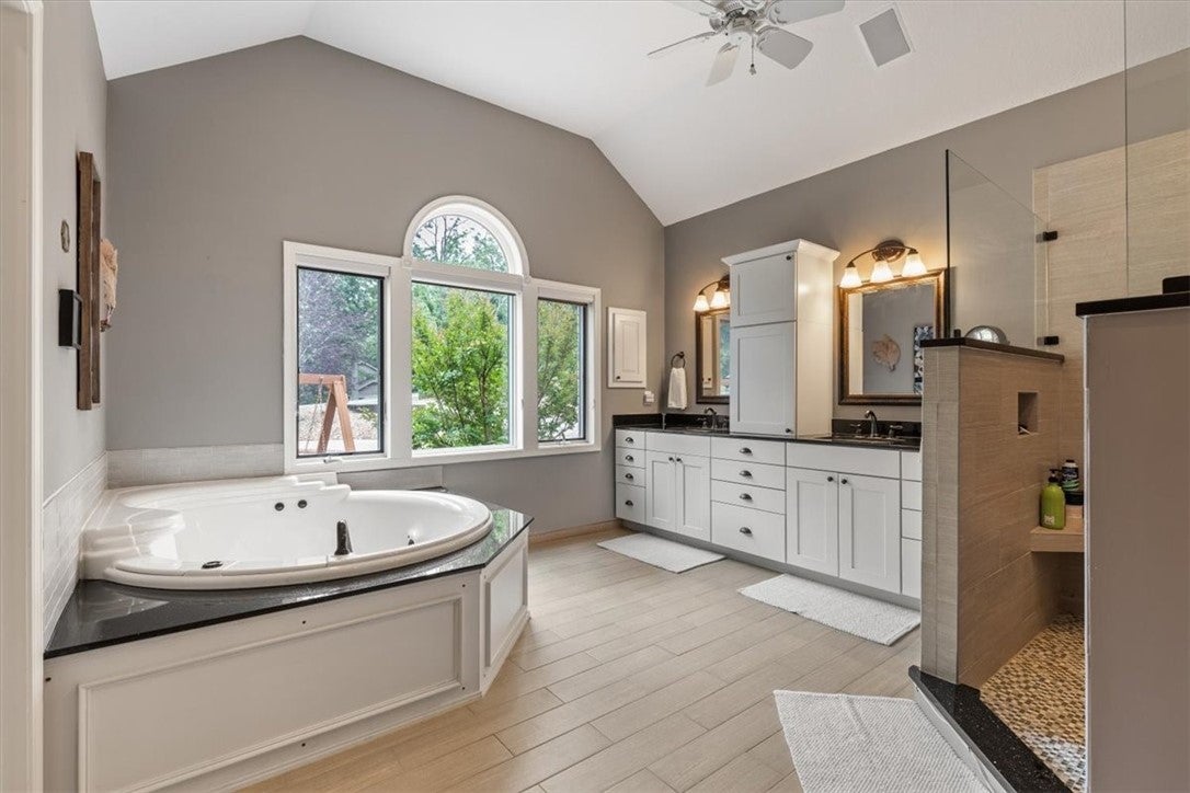 Bella Vista, Arkansas, 72715, United States, ,4 BathroomsBathrooms,Residential,Active,1849205