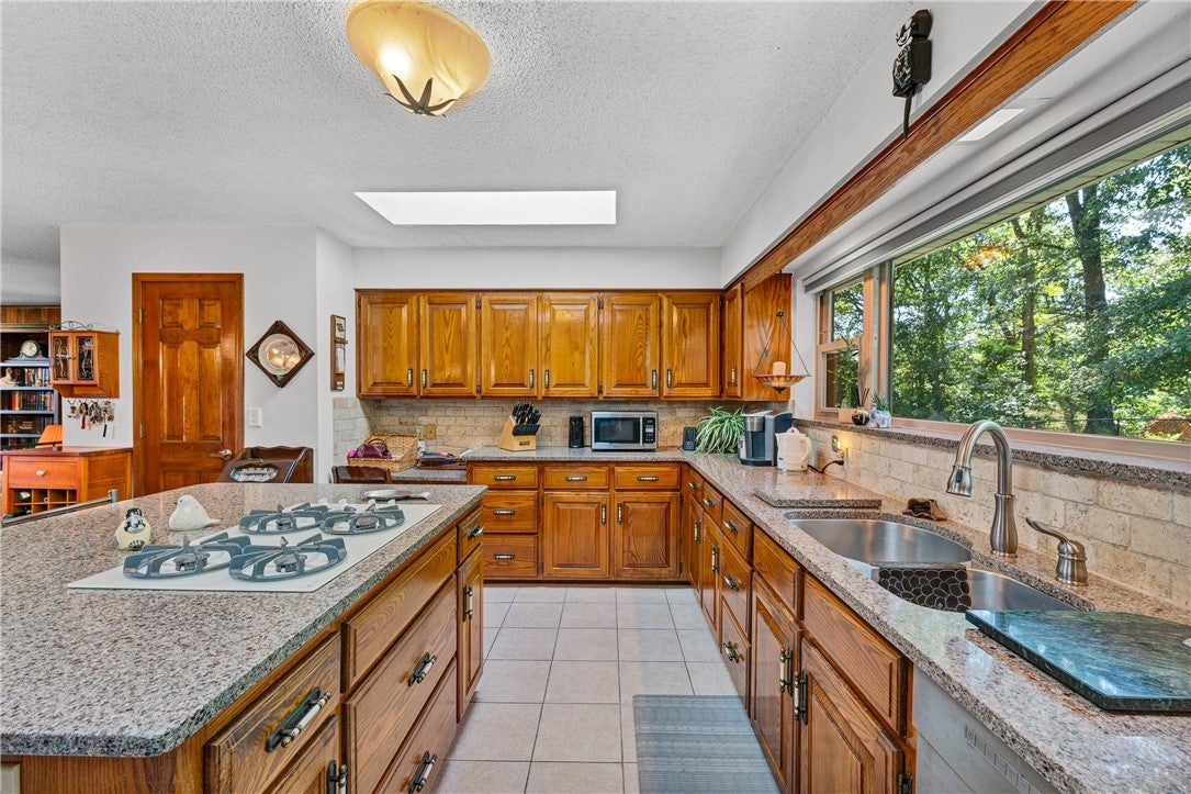 Springdale, Arkansas, 72764, United States, 5 Bedrooms Bedrooms, ,3 BathroomsBathrooms,Residential,Active,1902923