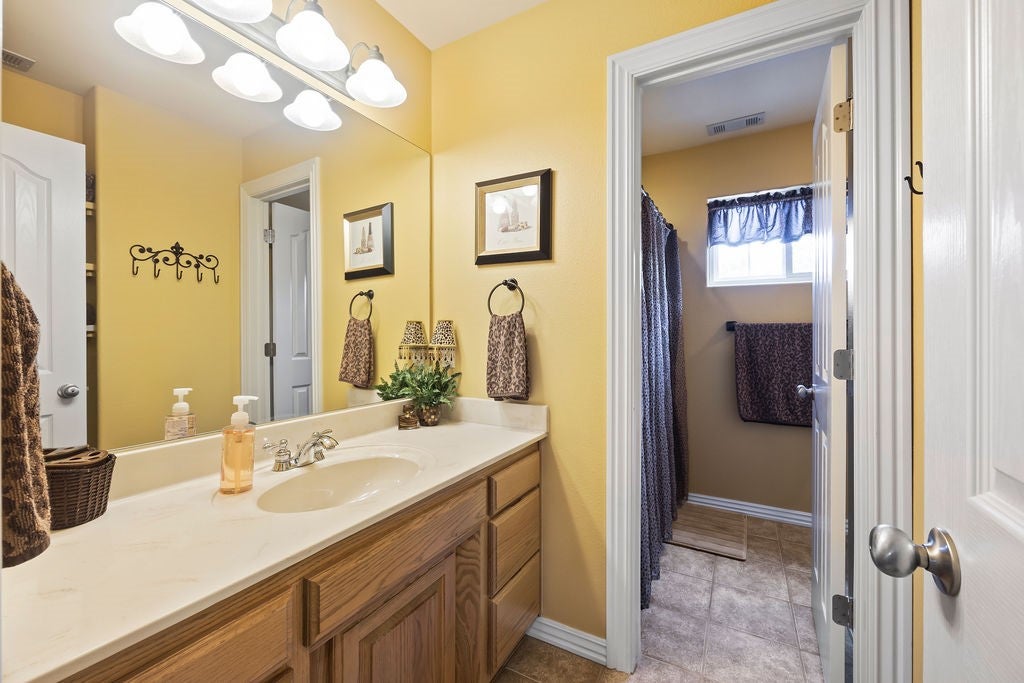 Gravette, Arkansas, 72736, United States, ,3 BathroomsBathrooms,Residential,Active,1849524