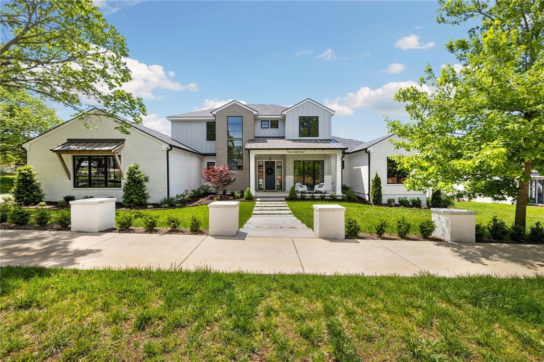 Fayetteville, Arkansas, 72703, United States, 6 Bedrooms Bedrooms, ,6 BathroomsBathrooms,Residential,Active,2006943