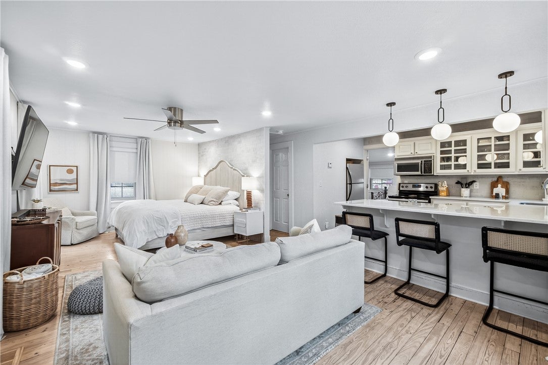 Fayetteville, Arkansas, 72701, United States, 4 Bedrooms Bedrooms, ,4 BathroomsBathrooms,Residential,Active,1993667