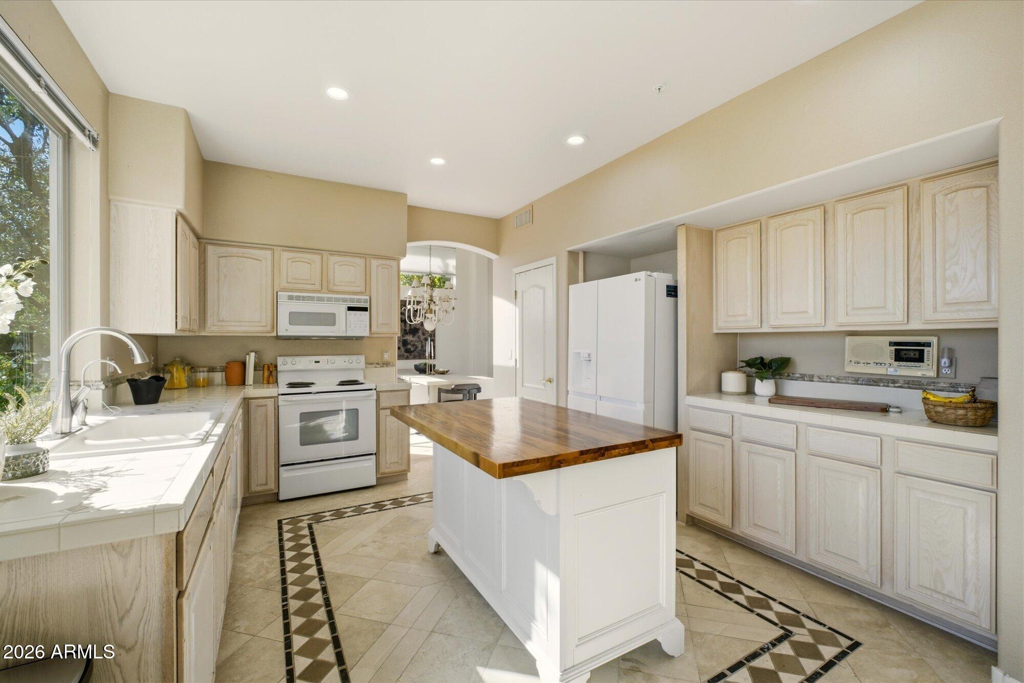 Scottsdale, Arizona, 85255, United States, 5 Bedrooms Bedrooms, ,3 BathroomsBathrooms,Residential,Contingent,2028545