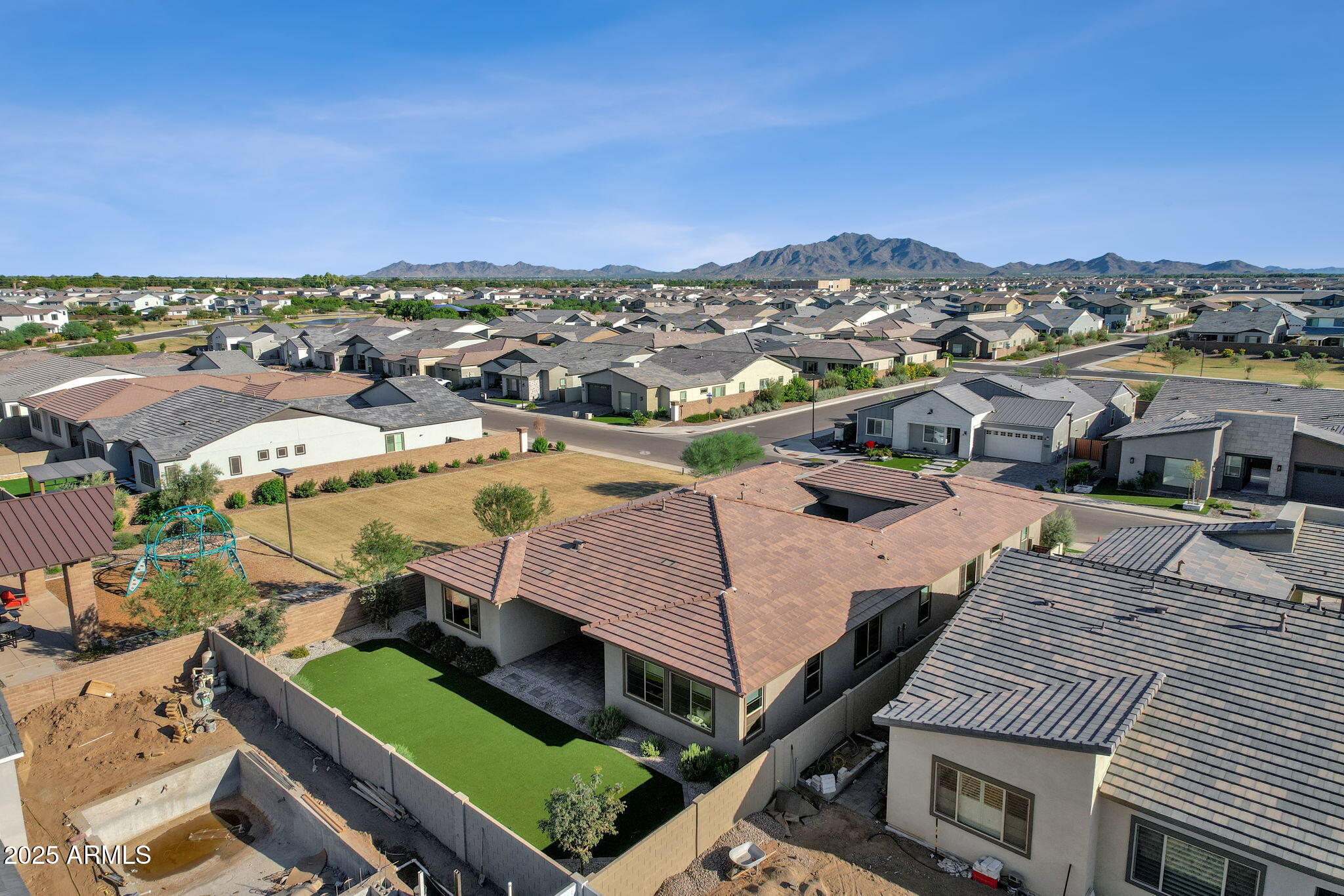 Gilbert, Arizona, 85298, United States, 5 Bedrooms Bedrooms, ,4 BathroomsBathrooms,Residential,Pending,1998605