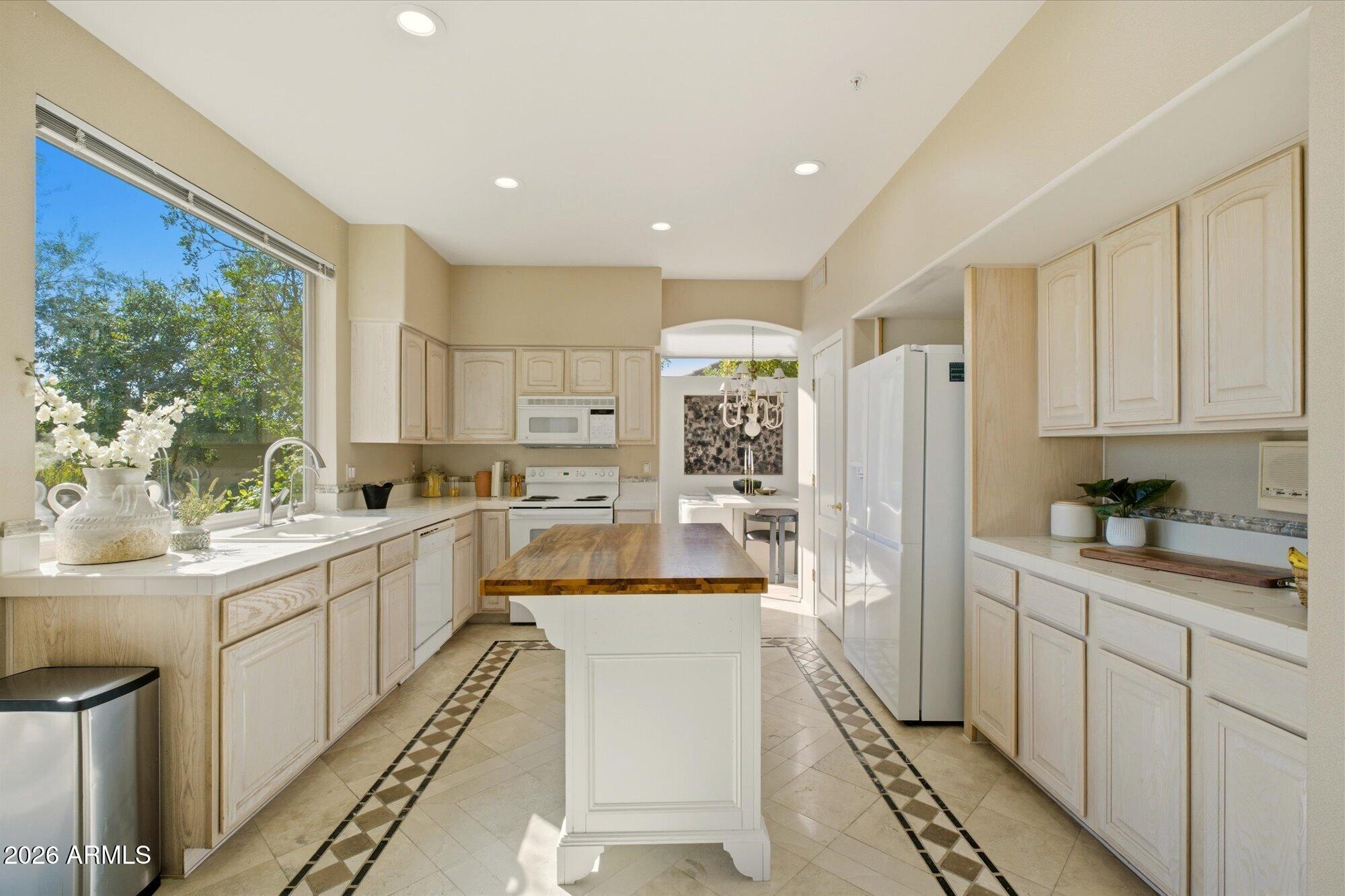 Scottsdale, Arizona, 85255, United States, 5 Bedrooms Bedrooms, ,3 BathroomsBathrooms,Residential,Contingent,2028545