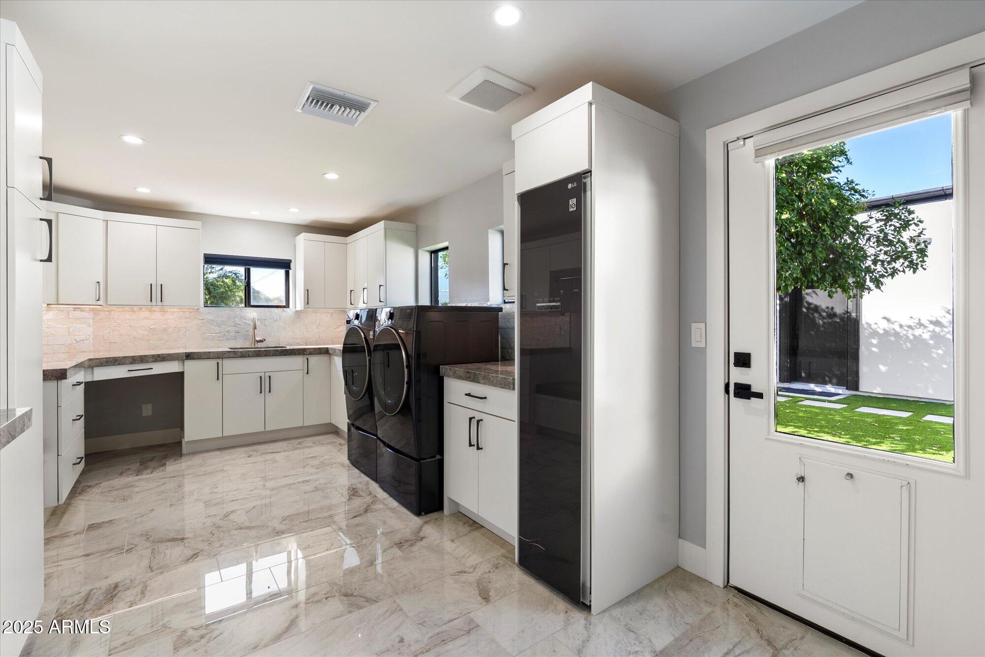 Phoenix, Arizona, 85018, United States, 4 Bedrooms Bedrooms, ,5 BathroomsBathrooms,Residential,Active,1968090