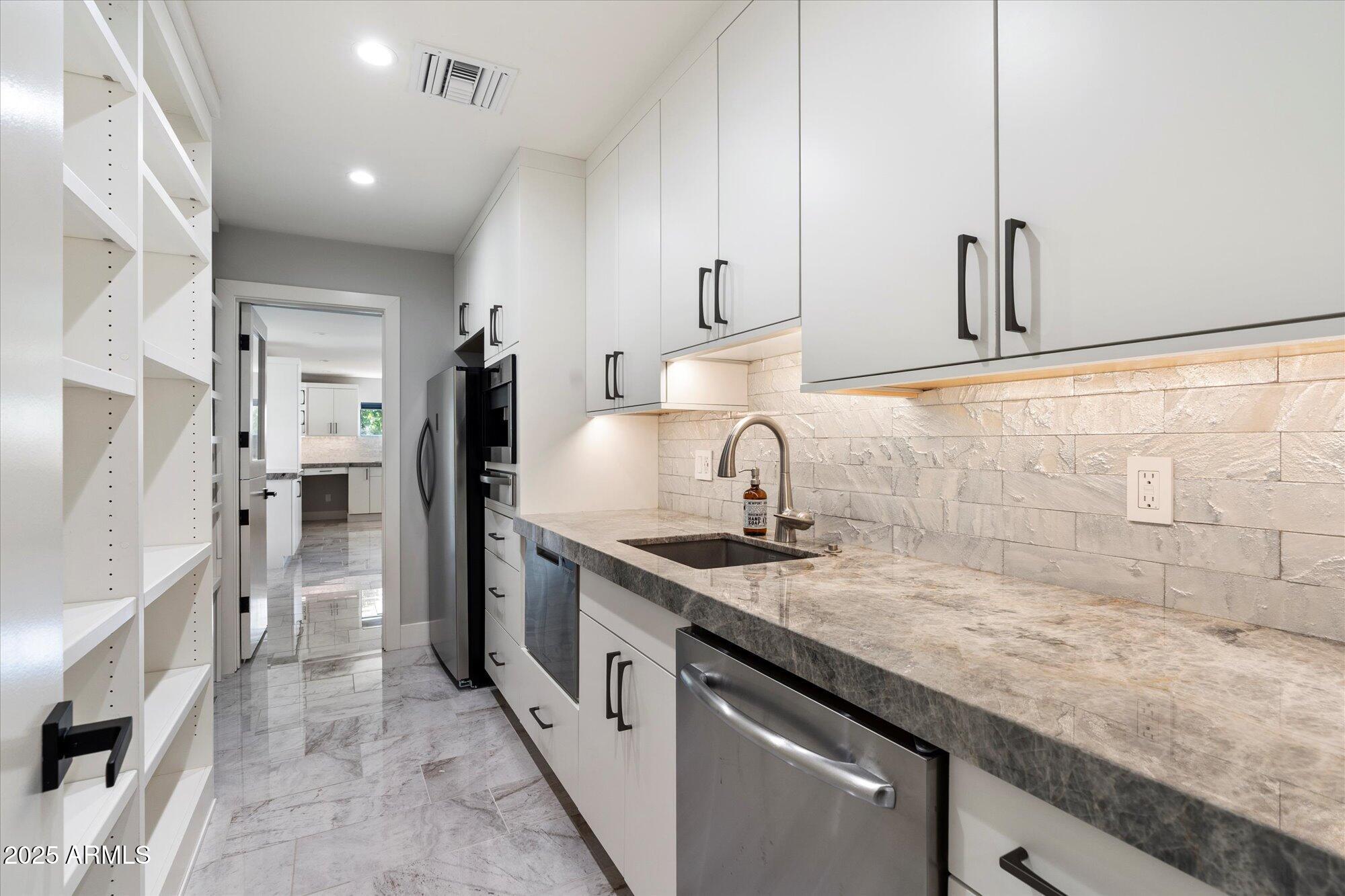 Phoenix, Arizona, 85018, United States, 4 Bedrooms Bedrooms, ,5 BathroomsBathrooms,Residential,Active,1968090