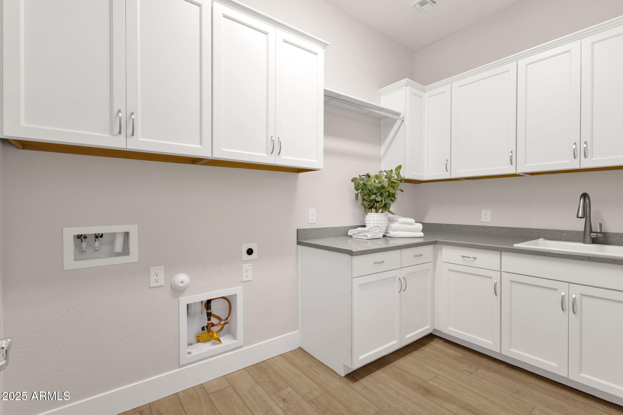 Gilbert, Arizona, 85298, United States, 5 Bedrooms Bedrooms, ,4 BathroomsBathrooms,Residential,Pending,1998605