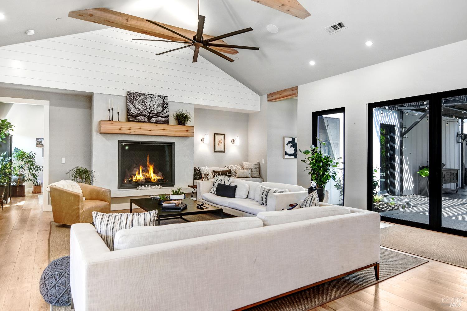 Glen Ellen, California, 95442, United States, 4 Bedrooms Bedrooms, ,7 BathroomsBathrooms,Residential,Active,1952057