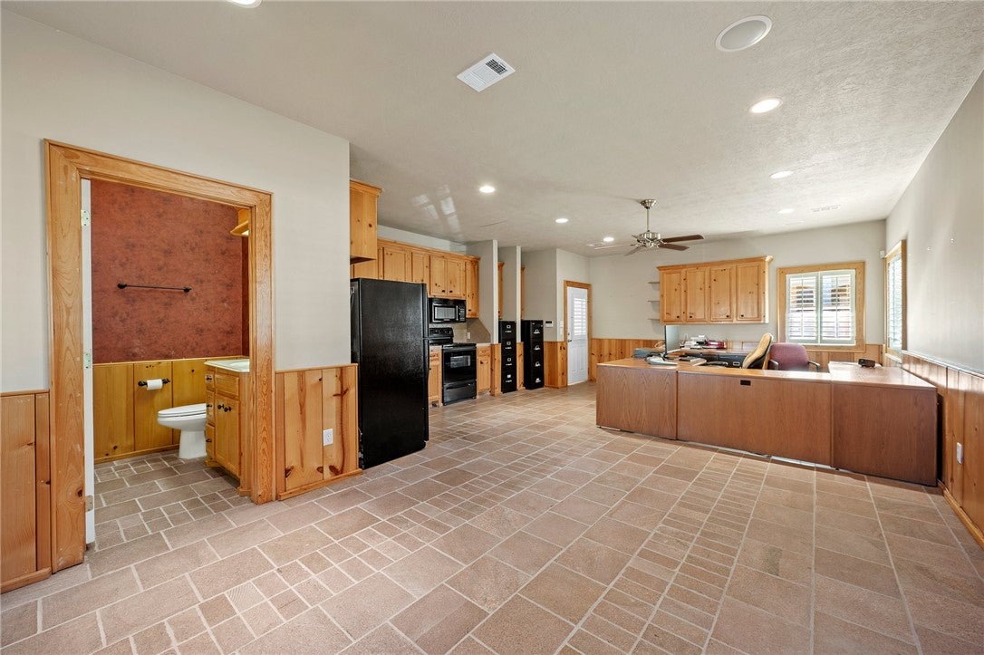 Bryan, Texas, 77808, United States, 6 Bedrooms Bedrooms, ,8 BathroomsBathrooms,Residential,Active,1959934