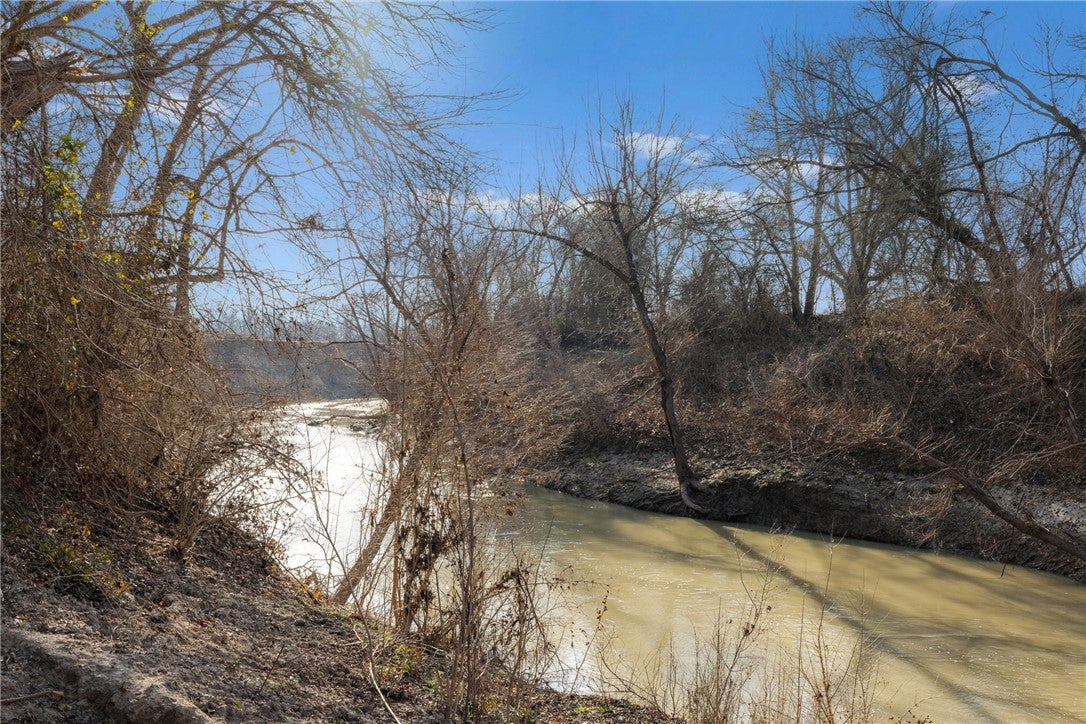 Cameron, Texas, 76520, United States, 5 Bedrooms Bedrooms, ,4 BathroomsBathrooms,Residential,Active,1898025