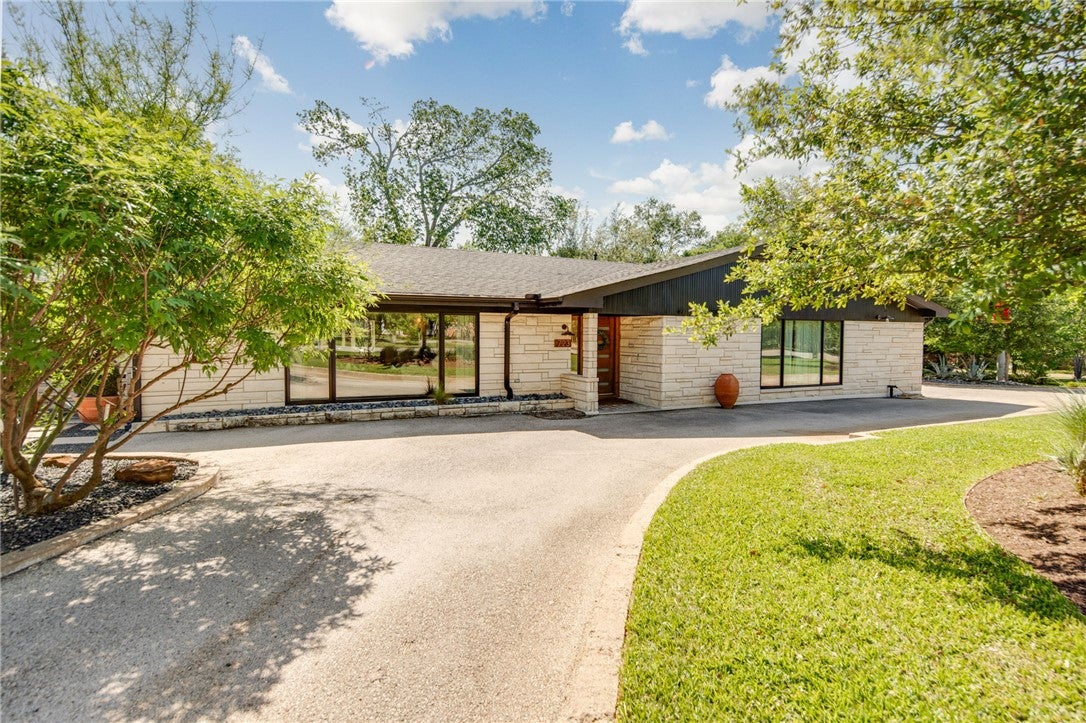 Bryan, Texas, 77802, United States, 3 Bedrooms Bedrooms, ,4 BathroomsBathrooms,Residential,Contingent,1798007