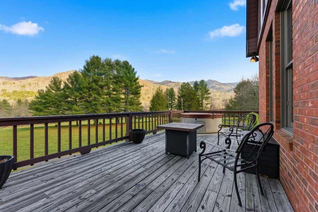 Franklin, North Carolina, 28734, United States, 3 Bedrooms Bedrooms, ,4 BathroomsBathrooms,Residential,Active,2007026