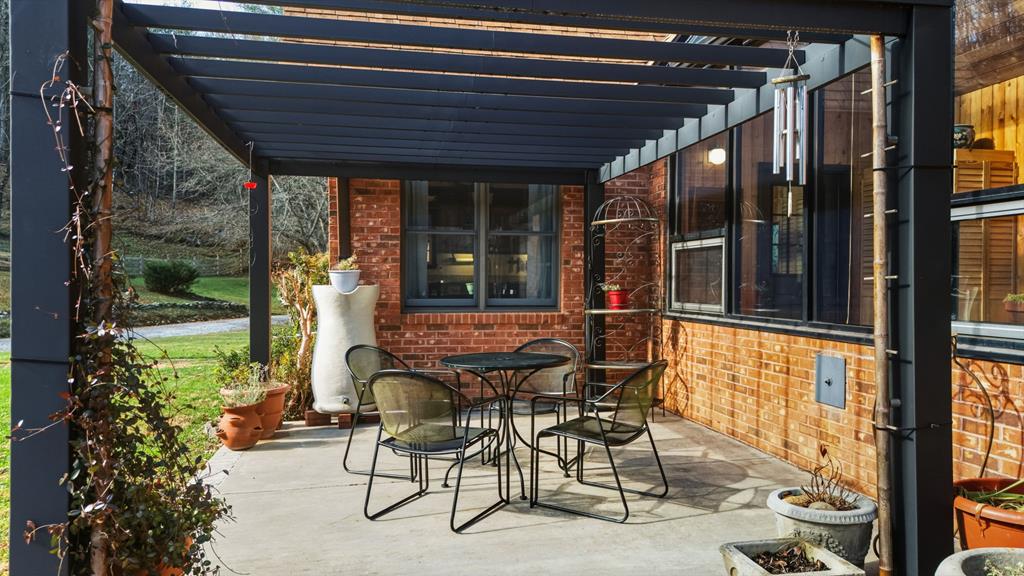 Franklin, North Carolina, 28734, United States, 3 Bedrooms Bedrooms, ,4 BathroomsBathrooms,Residential,Active,2007026