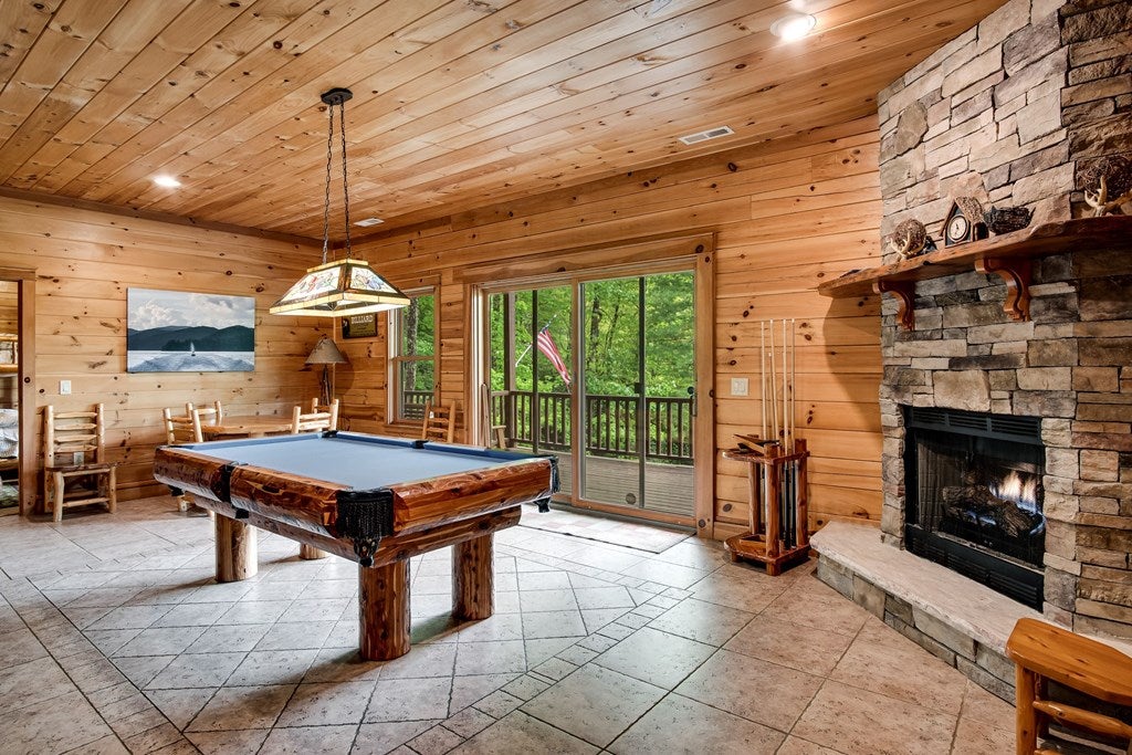 Topton, North Carolina, 28781, United States, 3 Bedrooms Bedrooms, ,4 BathroomsBathrooms,Residential,Active,2007166