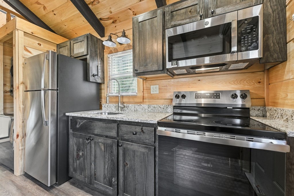 Franklin, North Carolina, 28734, United States, 3 Bedrooms Bedrooms, ,4 BathroomsBathrooms,Residential,Active,2007026