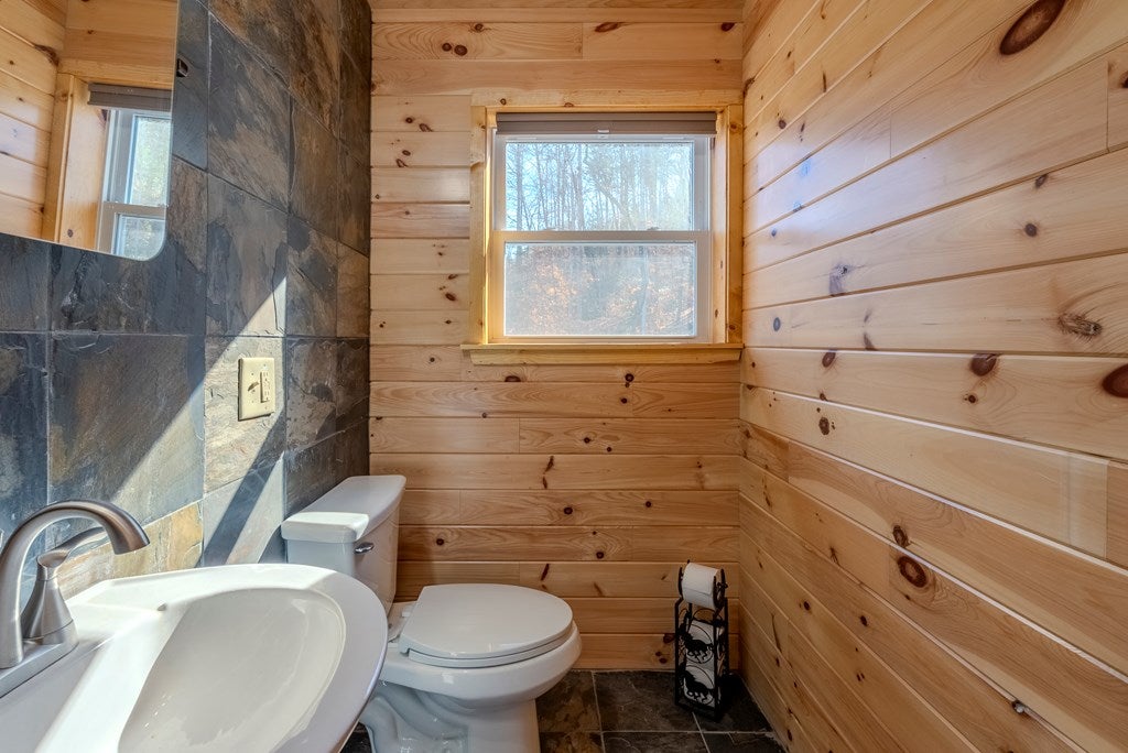 Otto, North Carolina, 28763, United States, 4 Bedrooms Bedrooms, ,6 BathroomsBathrooms,Residential,Active,2007240