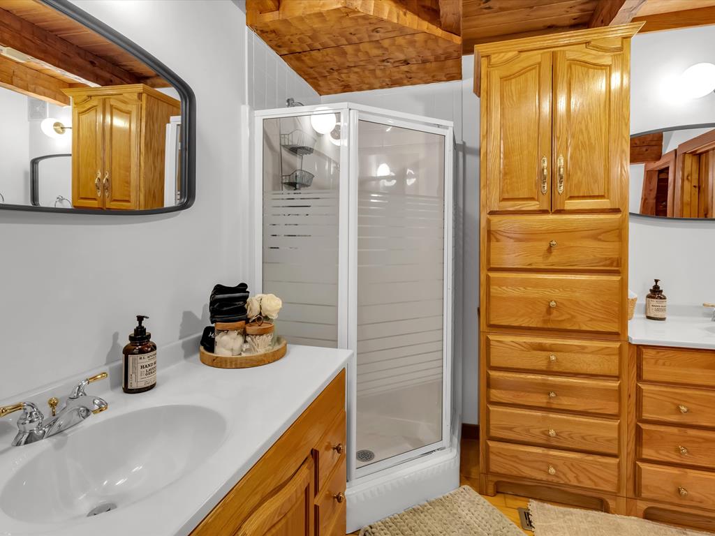 Robbinsville (Graham), North Carolina, 28771, United States, 6 Bedrooms Bedrooms, ,4 BathroomsBathrooms,Residential,Active,2006822