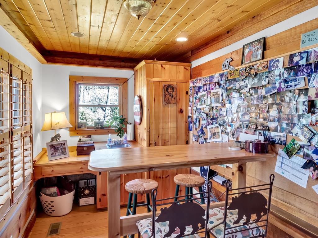 Robbinsville (Graham), North Carolina, 28771, United States, 6 Bedrooms Bedrooms, ,4 BathroomsBathrooms,Residential,Active,2006822