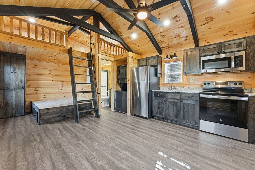 Franklin, North Carolina, 28734, United States, 3 Bedrooms Bedrooms, ,4 BathroomsBathrooms,Residential,Active,2007026