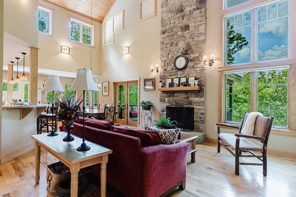 Bryson City, North Carolina, 28713, United States, 4 Bedrooms Bedrooms, ,4 BathroomsBathrooms,Residential,Active,1941145